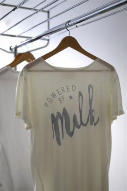 Итальянка делает футболки из скисшего молока