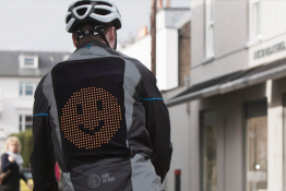 Ford разработали куртку для велосипедистов с экраном на спине