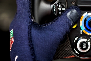 Гонщики «Формулы 1» получат уникальные биометрические перчатки